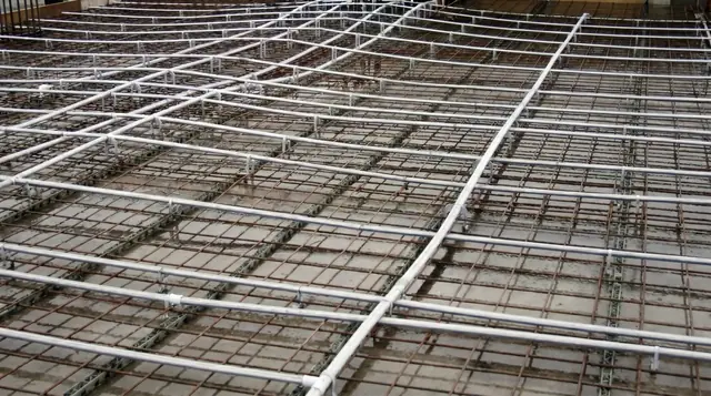 Armatures et câbles d'une dalle en post-tension avant le coulage