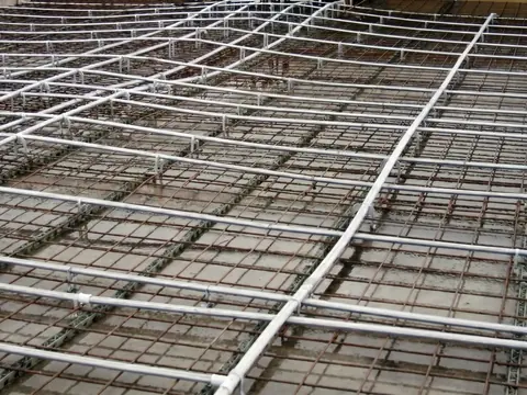 Armatures et câbles d'une dalle en post-tension avant le coulage