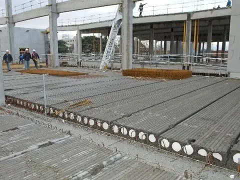 GEP hollow-core slab floor laid on a building site